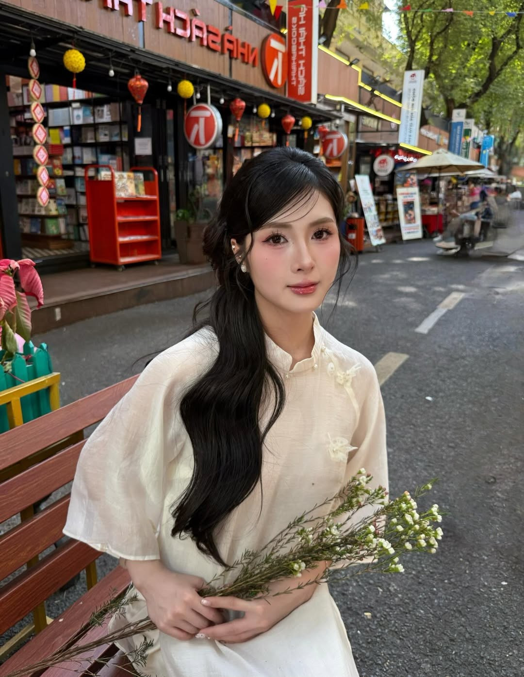 Hòa cùng không khí rộn ràng những ngày cận Tết, Quỳnh Alee nhanh chóng “nhập cuộc” khi tung loạt ảnh diện áo dài truyền thống giữa phố phường ngập nắng. Vẻ đẹp trong trẻo, làn da hồng hào cùng thần thái nữ tính của hot TikToker khiến cộng đồng mạng không ngớt lời khen.