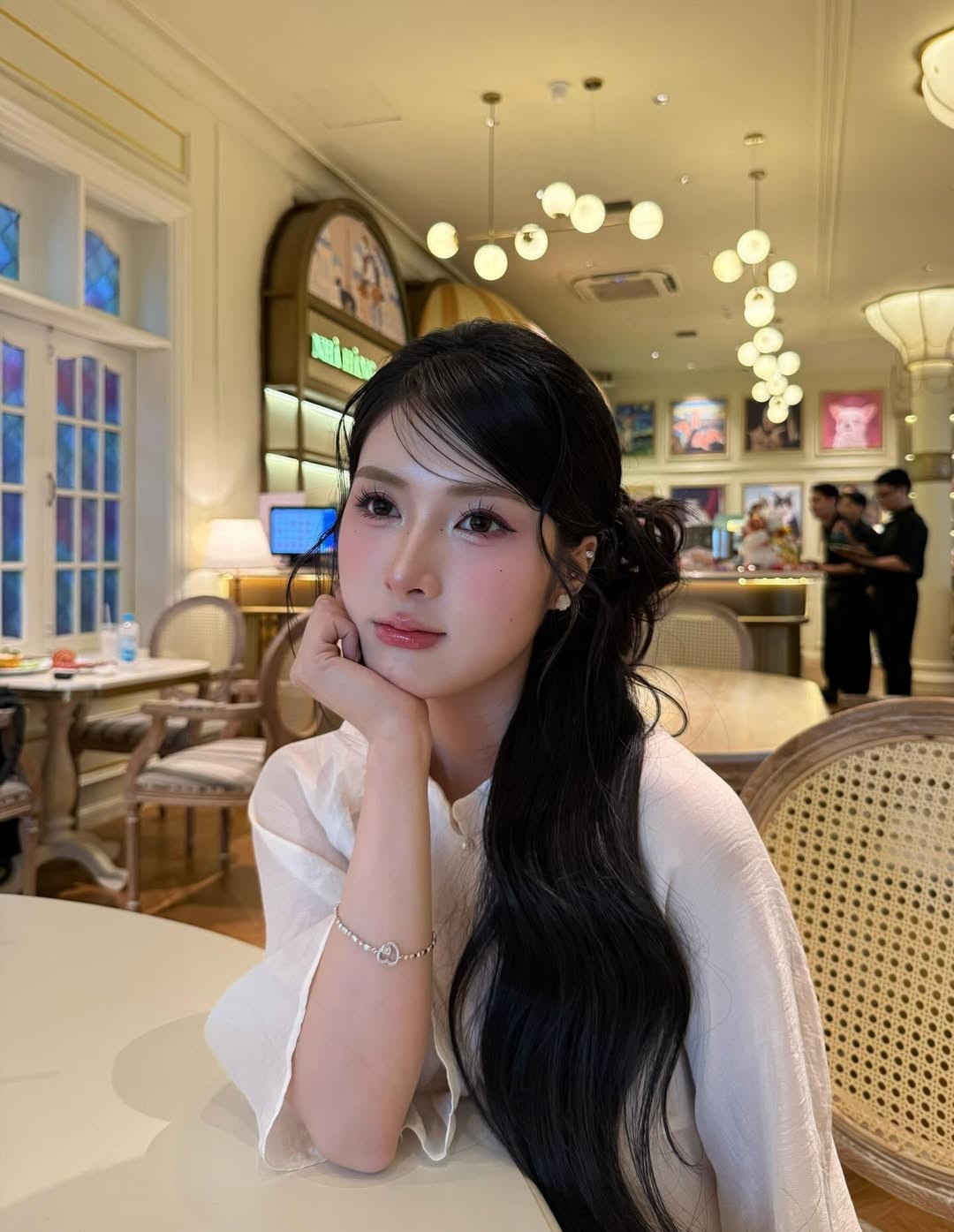 Lối trang điểm trong veo, má hồng phớt nhẹ kết hợp kiểu tóc uốn sóng buông dài, cài lệch sang một bên càng tôn lên nét nữ tính, dịu dàng. Dù chỉ tạo dáng đơn giản, Quỳnh Alee vẫn ghi điểm nhờ thần thái tự nhiên, trẻ trung và đầy sức sống.