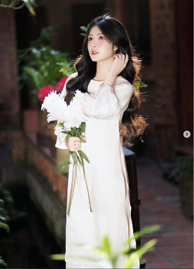 Sau đó, Quỳnh Alee chuyển hướng sang làm streamer và TikToker, nhanh chóng thu hút hàng triệu người theo dõi nhờ gương mặt khả ái cùng phong cách ngày càng gợi cảm, trưởng thành.