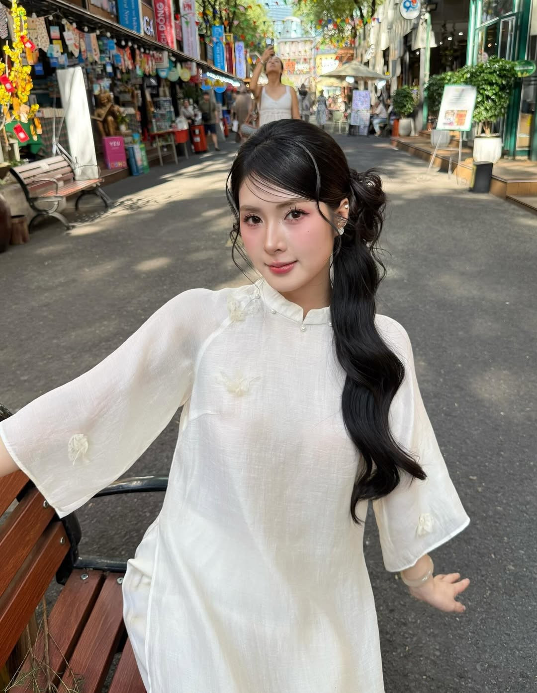 Nhan sắc của Quỳnh Alee trong loạt ảnh được nhận xét là ngày càng thăng hạng. Gương mặt bầu bĩnh, đường nét thanh tú cùng đôi mắt to tròn long lanh tạo nên vẻ đẹp ngọt ngào rất riêng.