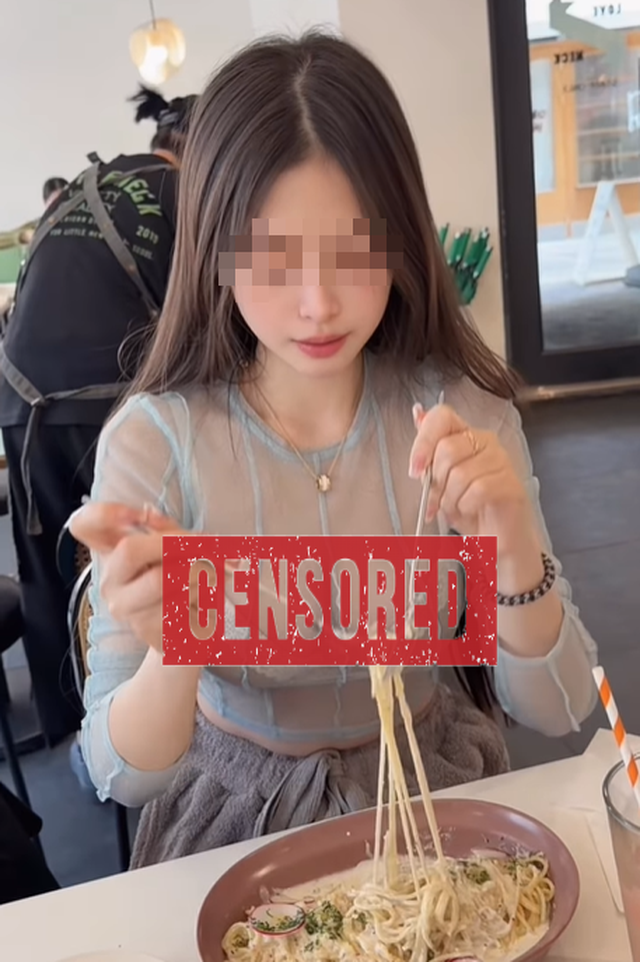 Theo clip được netizen truyền tay nhau, cô gái diện một chiếc áo chất liệu mỏng, xuyên thấu, để lộ gần như toàn bộ nội y bên trong khi ngồi ăn tại quán. Không gian xung quanh là nơi công cộng, có nhiều thực khách khác, bao gồm cả nhân viên phục vụ và những người đi cùng.