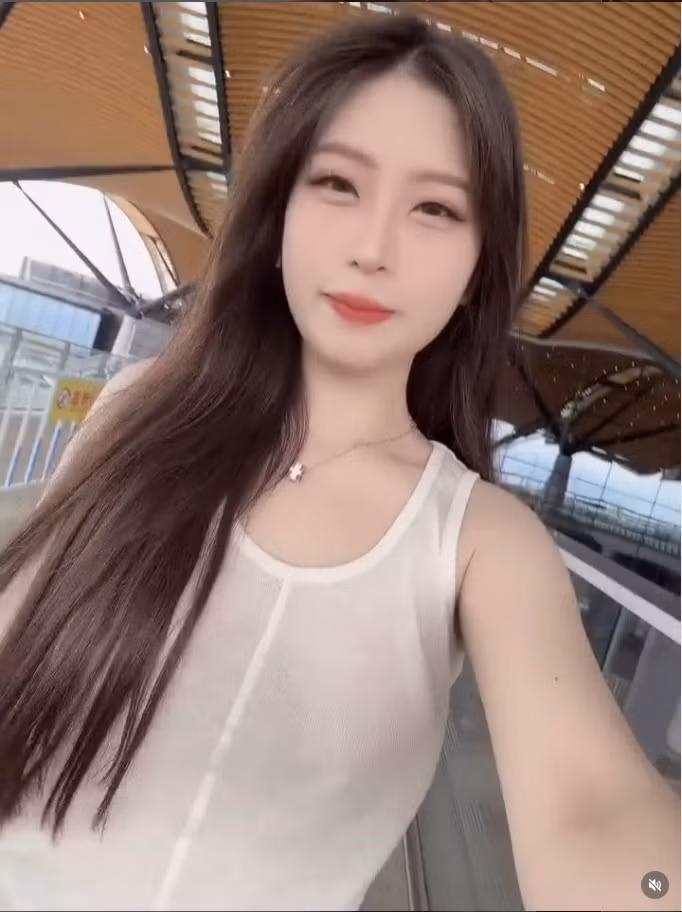 Cần nhận định rằng, thời trang gợi cảm không có lỗi, nhưng phải đúng lúc, đúng chỗ. Một bộ đồ phù hợp khi đi biển, chụp ảnh nghệ thuật hay trong không gian riêng tư chưa chắc đã phù hợp để xuất hiện tại quán ăn đông người. Khi vượt quá giới hạn, nó không còn là vẻ đẹp mà trở thành yếu tố gây phản cảm.