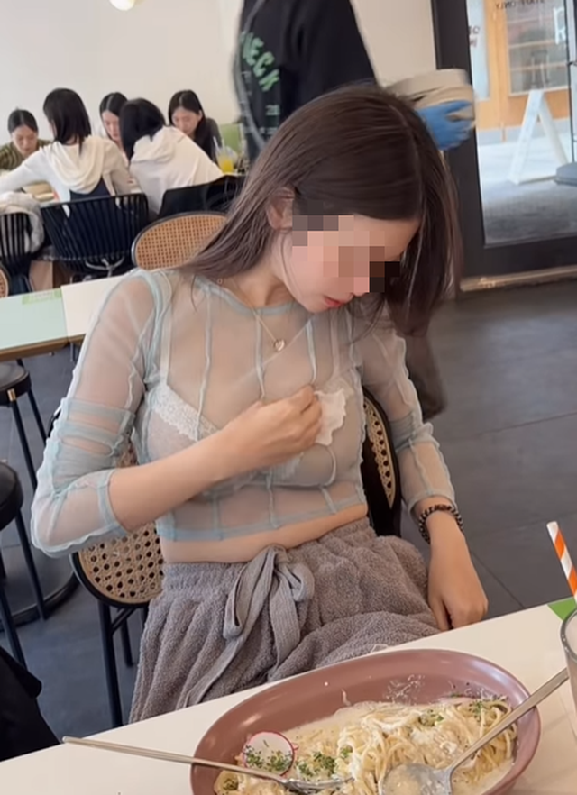 Thay vì lựa chọn trang phục lịch sự, phù hợp với bối cảnh, cô gái lại xuất hiện với hình ảnh bị nhiều người ví von là “như vừa bước ra từ phòng ngủ”.