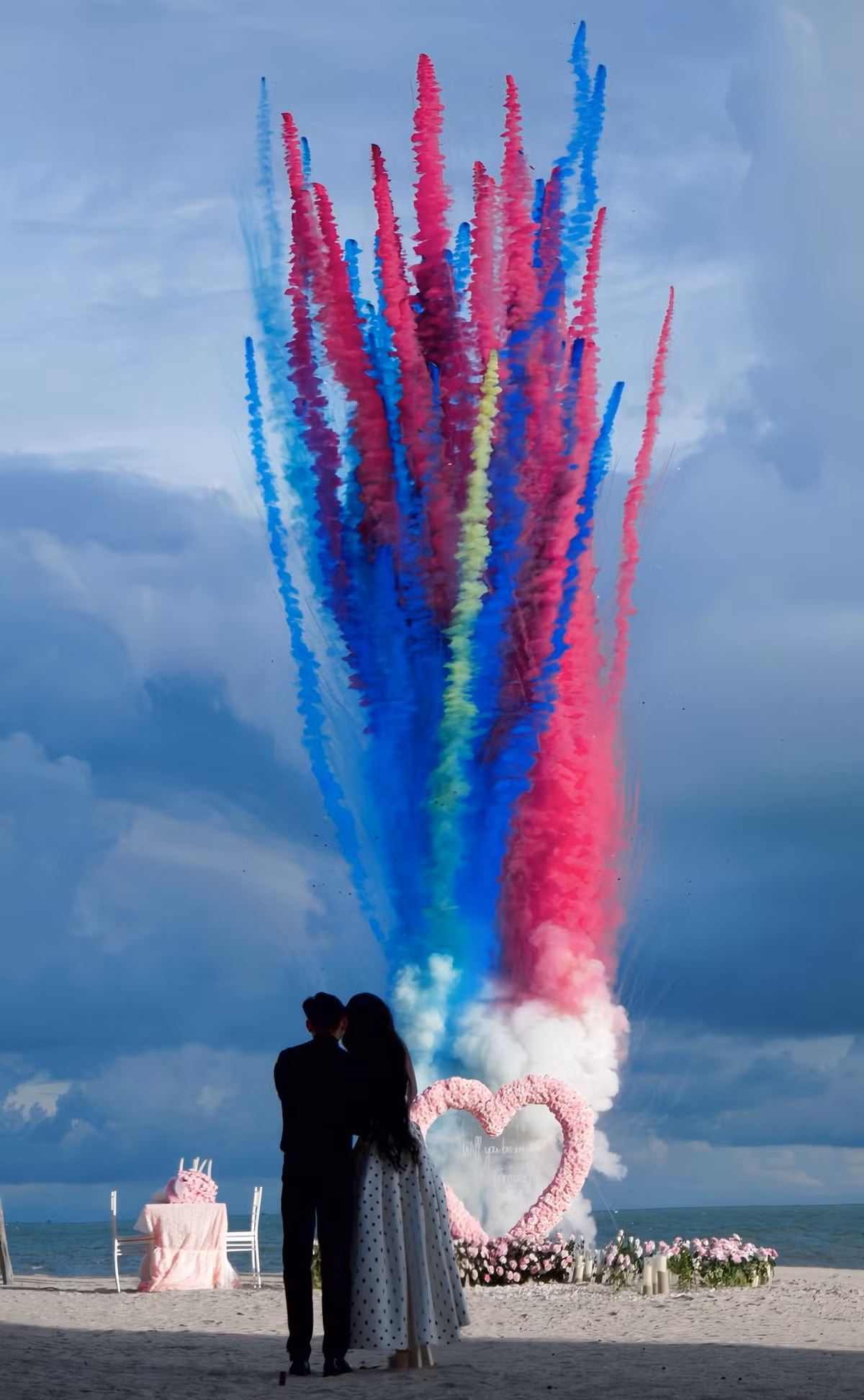 Thời gian gần đây, các bộ trang phục của Ngọc Trân, từ váy hoa điệu đà, váy trễ vai đến bikini hay áo bra top, đều thể hiện gu thẩm mỹ hiện đại và sự tự tin.