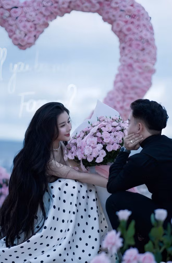 Chỉ sau 2 giờ đăng tải, bài viết của Võ Ngọc Trân thu hút hơn 10.000 lượt thích cùng hàng trăm bình luận chúc mừng.