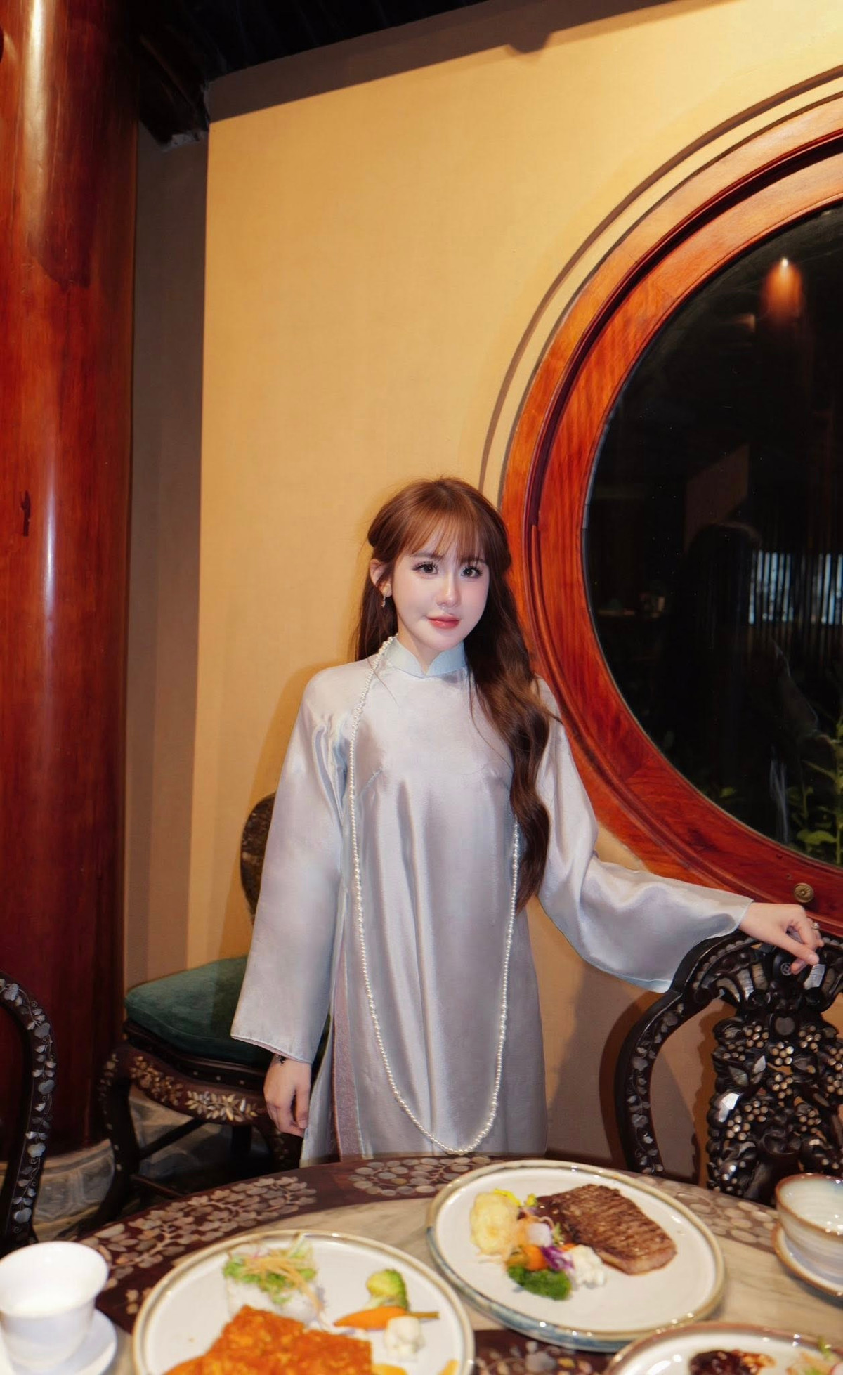 Tuyết Anh được biết đến là học trò của cơ thủ nổi tiếng Đặng Thành Kiên, người đã dìu dắt và hỗ trợ cô trong quá trình theo đuổi con đường thể thao chuyên nghiệp.