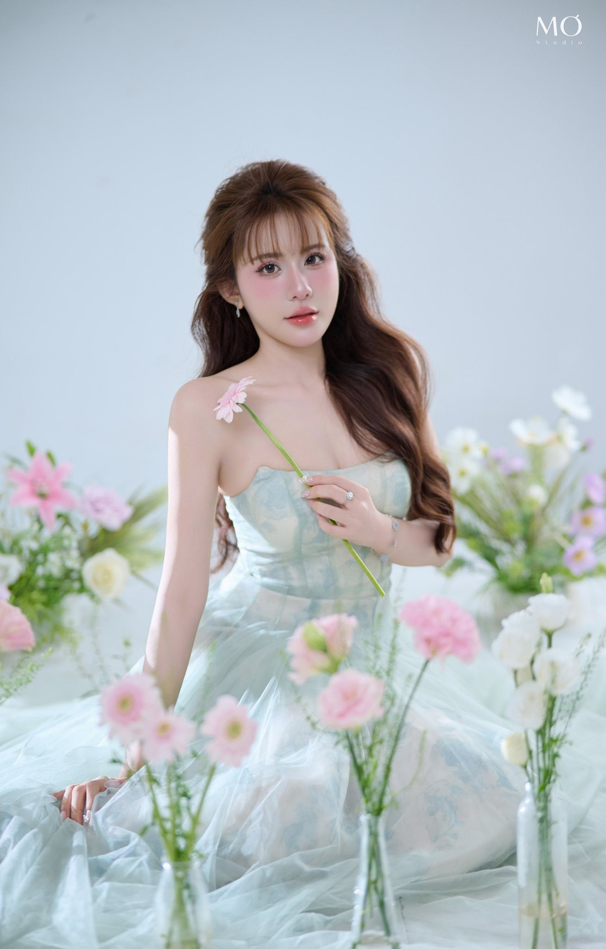 Bộ ảnh áo dài lần này phần nào cho thấy định hướng hình ảnh ngày càng đa dạng của Tuyết Anh. Từ một nữ cơ thủ trẻ trung, cá tính trên bàn đấu, cô đang dần xây dựng hình tượng thanh lịch, nhẹ nhàng nhưng vẫn giữ được nét riêng. Sự kết hợp giữa thể thao, thời trang và giải trí giúp Tuyết Anh trở thành gương mặt đa năng, hứa hẹn còn tiến xa hơn trong thời gian tới.