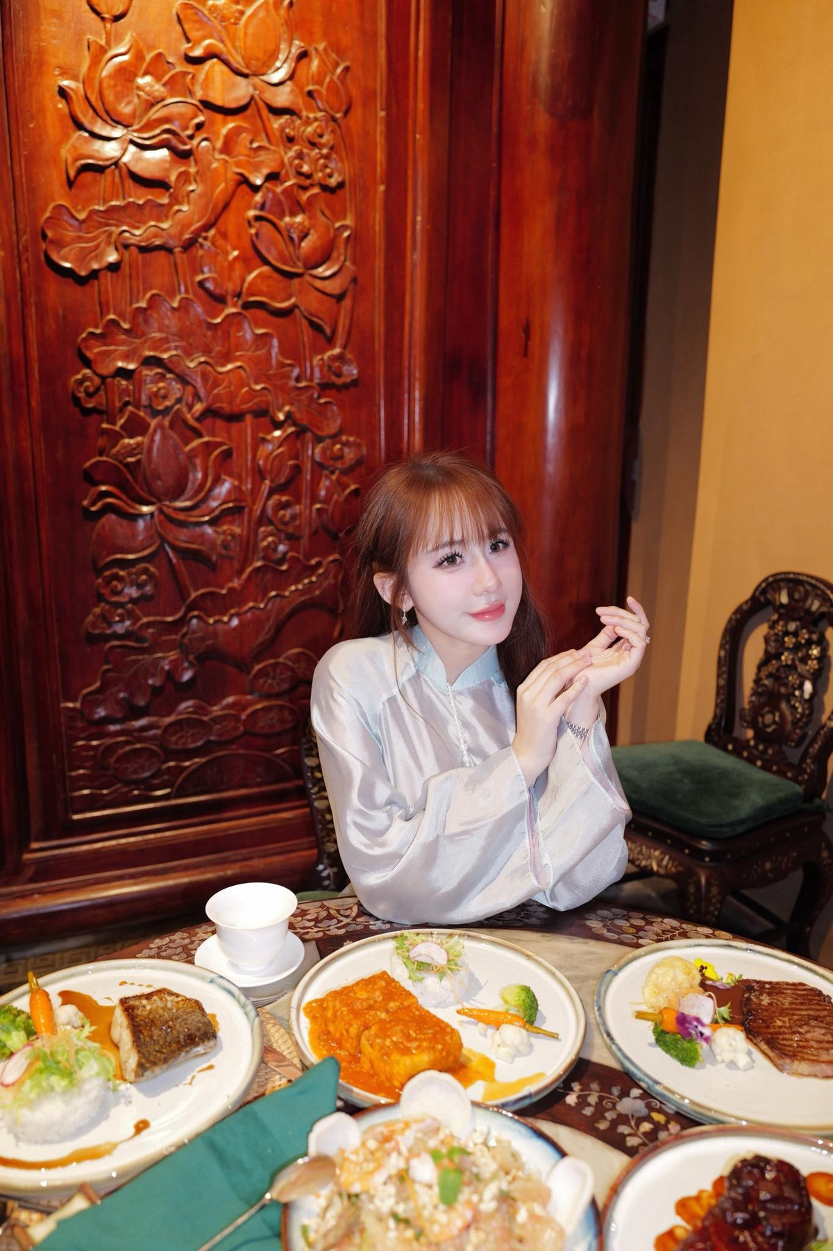 Rời xa hình ảnh năng động bên bàn bi-a, Tuyết Anh ghi điểm với vẻ đẹp dịu dàng, nữ tính nhưng vẫn toát lên thần thái tự tin của một vận động viên thể thao.