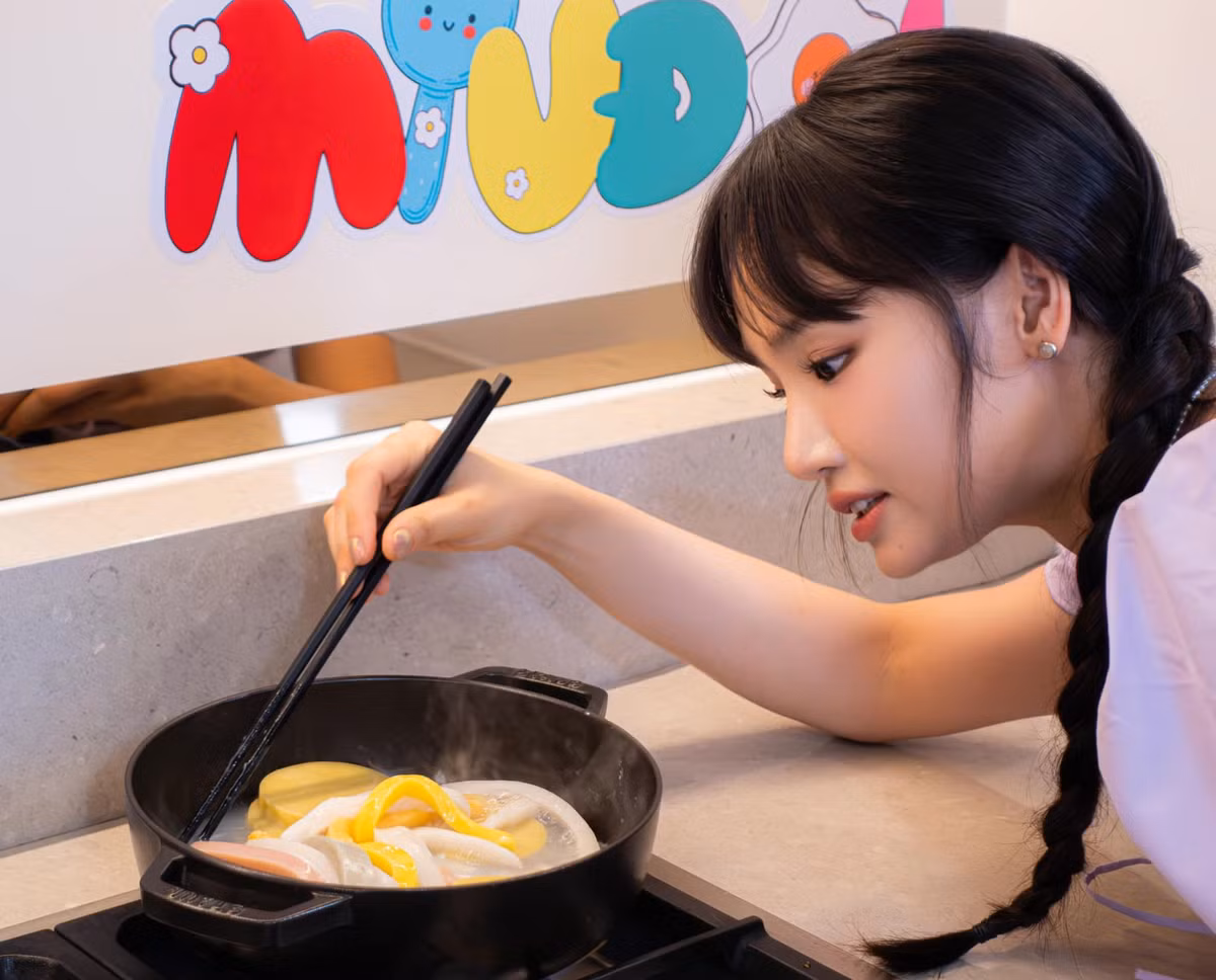 Theo một vài hint bị lộ, netizen cho rằng Miu Lê cũng đã về ra mắt gia đình Nam Vlog. Chính vì lí do này, cư dân mạng càng có cơ sở cho rằng ngày nữ ca sĩ thông báo hỷ sự sẽ không còn xa.