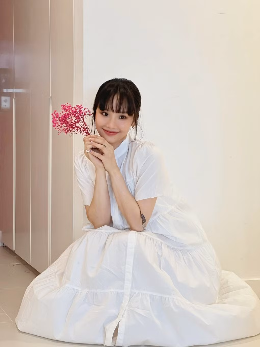 Mới đây nhất, Miu Lê chẳng né tránh mà hào hứng trả lời câu hỏi về dự định kết hôn. Lần đầu tiên, nữ ca sĩ tiết lộ đang lên kế hoạch, chuẩn bị cho việc xây dựng một gia đình.