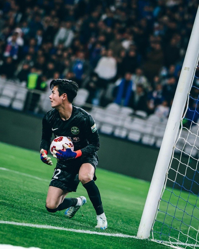 Giống như đồng đội Li Hao, Huo cũng từng có thời gian được đào tạo ở nước ngoài. Theo đó, sau khi được đào tạo tại học viện bóng đá Evergrande với huấn luyện viên thủ môn Kang Yanlin cho đến năm 2018, Huo được cử đi đào tạo và học tập tại học viện của Evergrande ở Tây Ban Nha.