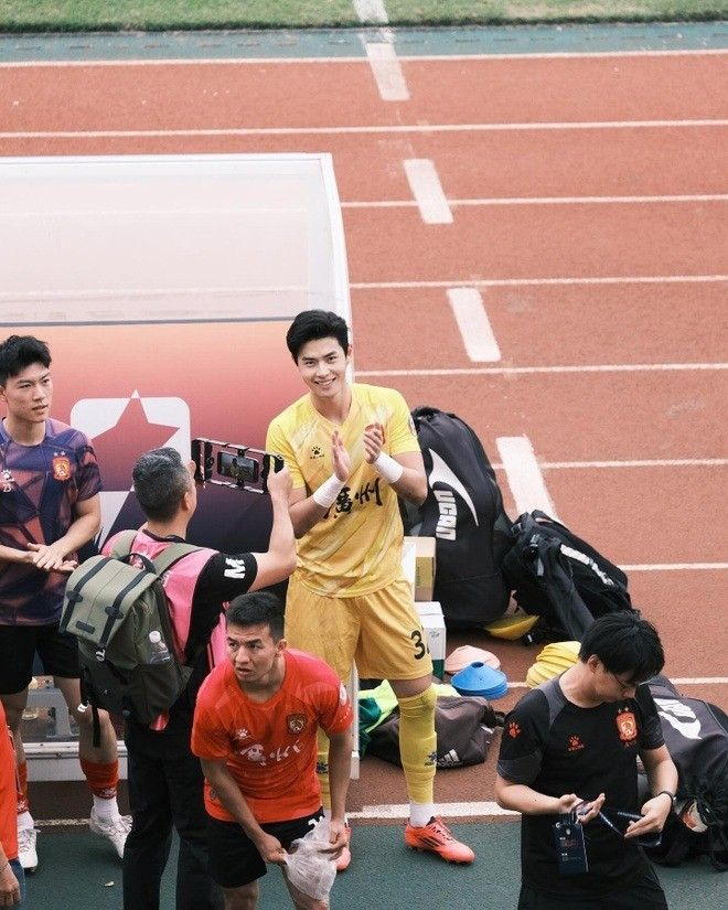 Huo có chiều cao nổi bật 1,88 m. Gương mặt góc cạnh đầy nam tính, mũi cao và ánh mắt cương nghị của anh "đốn tim" nhiều fan nữ.