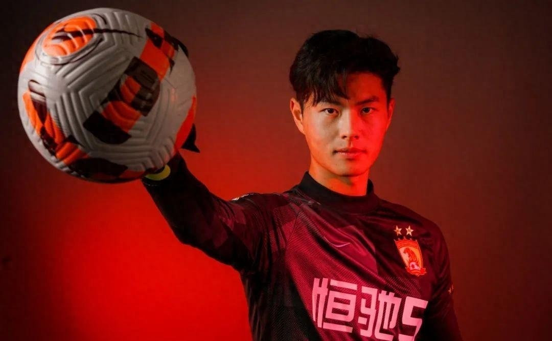 Huo cho biết anh hâm mộ một số thủ môn châu Âu, như Ederson của Manchester City, người có chân trái đặc biệt chính xác và mạnh mẽ, và những đường chuyền dài chuẩn xác.