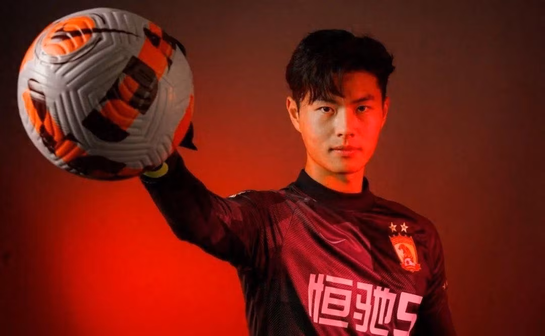 Huo cho biết anh hâm mộ một số thủ môn châu Âu, như Ederson của Manchester City, người có chân trái đặc biệt chính xác và mạnh mẽ, và những đường chuyền dài chuẩn xác.