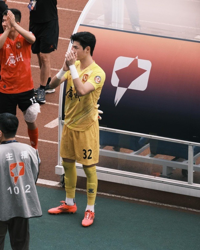 Mỗi khi xuất hiện trên sân, thủ môn sinh năm 2003 đều thu hút ống kính vì ngoại hình nổi bật. Anh hiện chơi cho Zhejiang FC thuộc giải Chinese Super League.