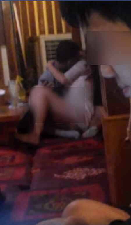 Một tài khoản bình luận: "Yêu đương thì về nhà đóng cửa bảo nhau chứ ra quán xá công cộng làm vậy là không thể chấp nhận được". Một ý kiến khác gay gắt hơn: "Không hiểu bố mẹ, nhà trường dạy dỗ kiểu gì mà ra đường lại hành xử như vậy. Đúng là hết nói nổi!".