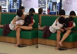 Nhiều người đặt câu hỏi về việc tại sao các bạn trẻ lại có thể công khai thể hiện tình cảm một cách thái quá như vậy ở một nơi đông người.