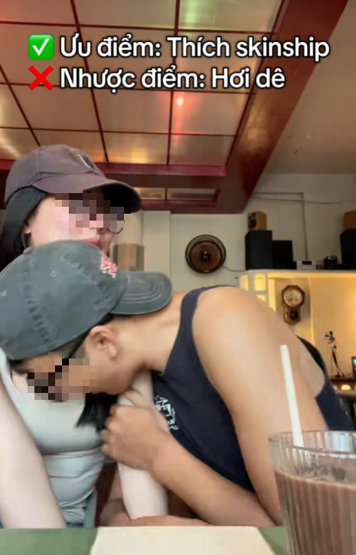 Cách đây không lâu, mạng xã hội lan truyền một đoạn video ngắn, ghi lại cảnh đôi nam nữ trẻ thực hiện những hành động rất tình tứ hay còn gọi là "skinship" trong một quán cà phê. Địa điểm này được cho là nơi công cộng đông người.
