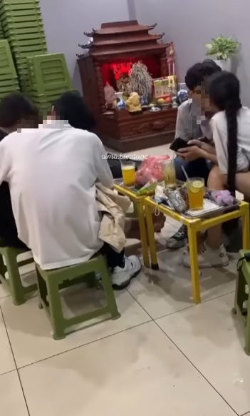 Video được chia sẻ chóng mặt trên các diễn đàn. Đoạn clip chỉ 10 giây nhưng đã thu về 2,1 triệu lượt xem, khiến dư luận dậy sóng với những phản ứng trái chiều.