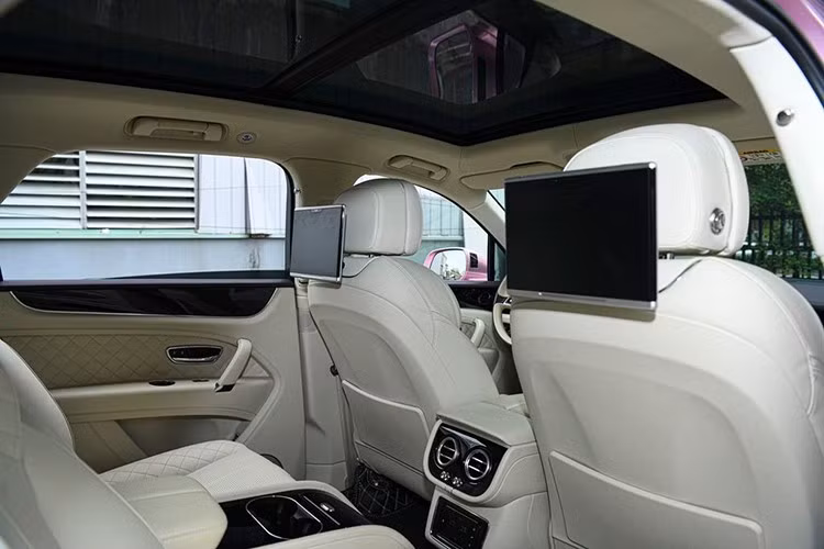 Sức mạnh được truyền tới cả 4 bánh thông qua hộp số tự động 8 cấp, nhờ đó, Bentley Bentayga có thể tăng tốc từ vị trí xuất phát lên 96 km/h trong thời gian 4,1 giây trước khi đạt vận tốc tối đa 301 km/h.