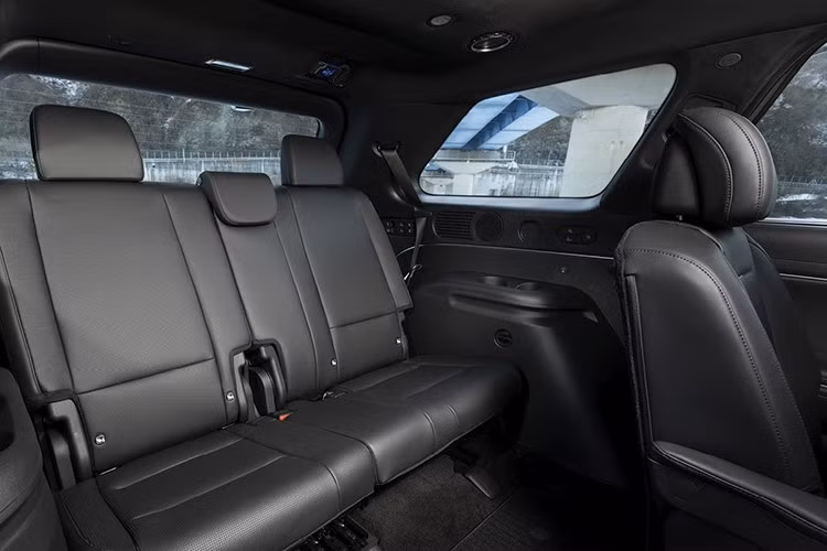 Tại Việt Nam, Hyundai Palisade đang có lợi thế giá bán khi chỉ từ khoảng hơn 1,5 tỉ đồng, thấp nhất trong phân khúc SUV 7 chỗ cỡ lớn. Các đối thủ trực tiếp như Ford Explorer hay Volkswagen Teramont có giá cao hơn đáng kể, trong khi khả năng tiếp cận khách hàng phổ thông lại không bằng Palisade.