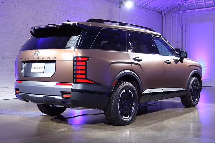 Khả năng chuyển đổi mượt mà giữa hai nguồn động lực, cùng công nghệ Vehicle-to-Load (V2L) cho phép cấp điện cho các thiết bị bên ngoài, càng khiến Palisade Hybrid trở thành lựa chọn lý tưởng cho những gia đình hiện đại, ưa thích du lịch và cắm trại.