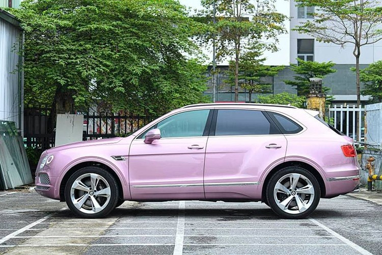 Chiếc SUV siêu sang Bentley Bentayga W12 màu hồng có 1 không 2 tại Việt Nam được cho là xe đời 2017 và đăng ký lần đầu là năm 2019 tại thị trường trong nước từng có giá 25 tỷ đồng. Tuy nhiên cách đây 3 năm, chiếc Bentley Bentayga Passion Pink đang được chào bán với mức giá 8 tỷ đồng.