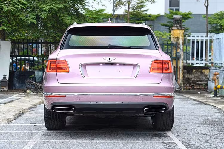 Bên cạnh đó còn có Bentley Bentayga Speed nằm trong danh sách đối đầu với Aston Martin DBX707, Lamborghini Urus Performante 2023 hay mới nhất là xe Ferrari Purosangue.