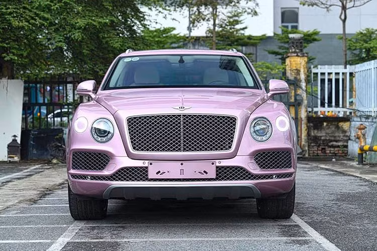 Ra mắt lần đầu tiên tại triển lãm xe Frankfurt vào tháng 9/2015, Bentayga được Bentley tuyên bố là chiếc SUV có tốc độ tối đa cao nhất (301 km/h) cũng như chiếc SUV sản xuất đắt thứ hai của hãng xe Anh quốc.