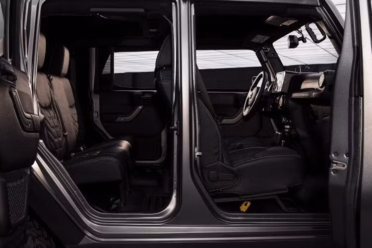 Người dùng có thể nâng cấp lên gói Dark Knight bổ sung kính chống đạn và giáp bọc thép, bảo vệ gầm xe chống lại thuốc nổ và lốp xe run-flat cấp quân sự. Nếu muốn chạy trốn khỏi kẻ thù, xe cũng được trang bị màn khói, hệ thống treo được gia cố và hệ thống camera nhìn ban đêm có tầm nhiệt.