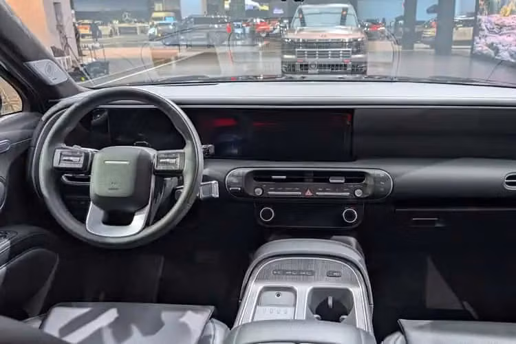 Mức giá xe Hyundai Palisade 2026 tại Indonesia dao động từ 476 triệu Rupiah đến 530 triệu Rupiah (chưa bao gồm các loại thuế). Vì vậy, nhân viên bán hàng của Hyundai cũng ước tính giá bán lẻ của xe vào khoảng 1,3 tỷ Rupiah (quy đổi khoảng 2 tỷ đồng).