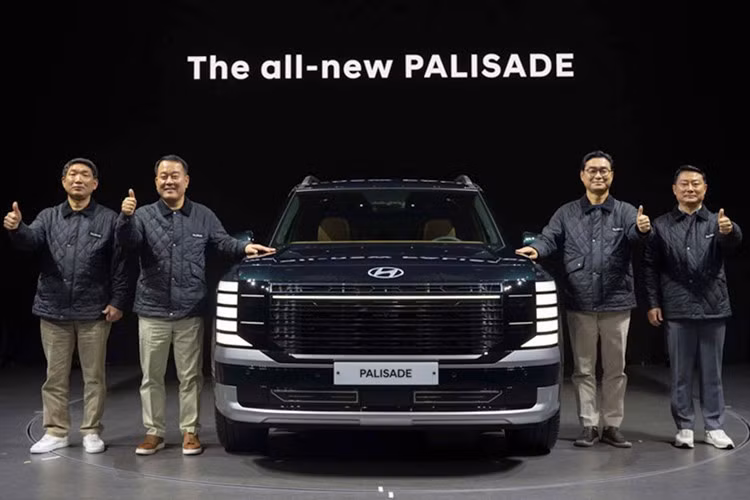 Hyundai Palisade Hybrid 2026 mới hiện rơi vào tình trạng khan hiếm, với thời gian chờ đợi lên tới 8 tháng. Trong khi đó, phiên bản Palisade sử dụng động cơ xăng truyền thống chỉ mất khoảng 2 tháng để nhận xe, tùy theo tùy chọn màu sắc như Xanh Clazzi hay Xám Ecotronic.