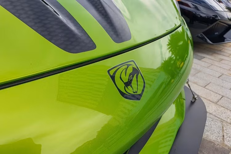 Nếu bạn tò mò vì sao chiếc xe Dodge Viper ACR bản Snakeskin ACR Edition này lại được chủ nhân cho đăng ký biển số 30M-000.12, thì con số 12 cũng là số thứ tự của xe, trong tổng số 31 chiếc sản xuất trên toàn thế giới, khá chất chơi.