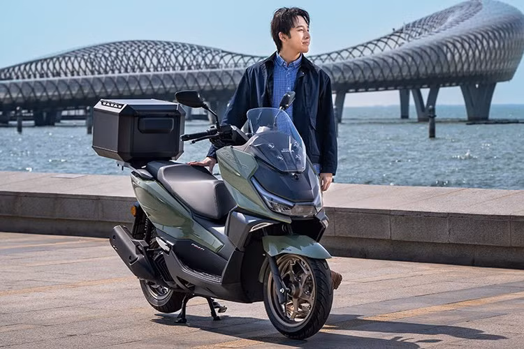 Tại thị trường Trung Quốc, mức giá xe Honda NS150GX 2025 từ 5.980 nhân dân tệ (khoảng 57,3 triệu đồng) xe có hai phiên bản: Standard Edition và Deluxe Edition (kèm hộp đựng đồ phía sau). Xe có 5 tùy chọn màu sắc gồm: đen, trắng, xám, xám titan và xanh lục.