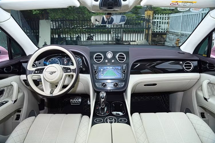 Về nội thất, bên trong cabin Bentley Bentayga là sự sang trọng đến tột độ hiếm thấy. Tất cả các chi tiết từ ghế ngồi, vô lăng, bảng điều khiển trung tâm đều được chăm chút tỉ mỉ và sử dụng các vật liệu cao cấp. Tổng thể màu sắc cũng vô cùng hài hòa, đẳng cấp.