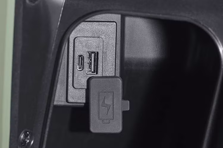 Xe còn trang bị màn hình hiển thị TFT hiện đại, hỗ trợ kết nối smartphone, cổng sạc USB loại A và C (mỗi loại một cổng), chìa khóa thông minh, hệ thống đèn LED toàn xe.