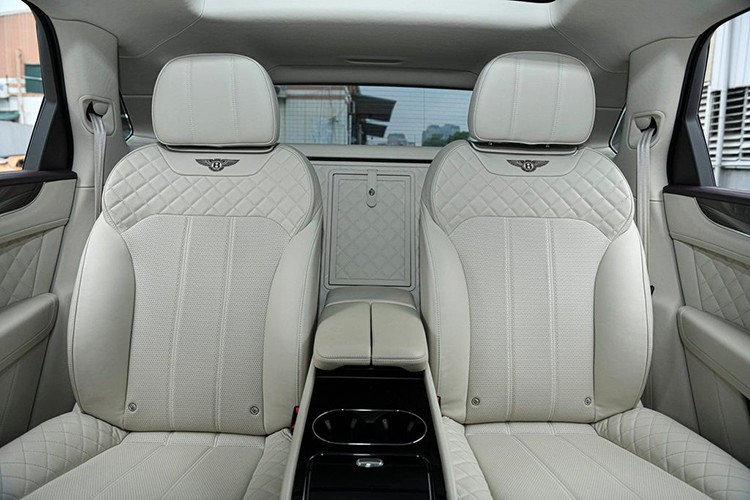 Hiện tại, dòng xe Bentley Bentayga đang trải qua 1 bản nâng cấp giữa vòng đời, đối thủ của mẫu xe này hiện nay ở phiên bản Bentley Bentayga V8 là SUV siêu sang Mercedes-Maybach GLS600 4Matic.