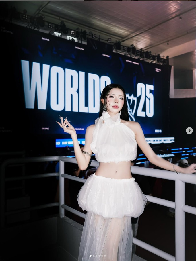 Phong cách make-up tông nude – hồng tự nhiên giúp tôn lên vẻ mềm mại của Mai Dora, đồng thời giữ lại nét sắc sảo vốn là thương hiệu của nữ MC.