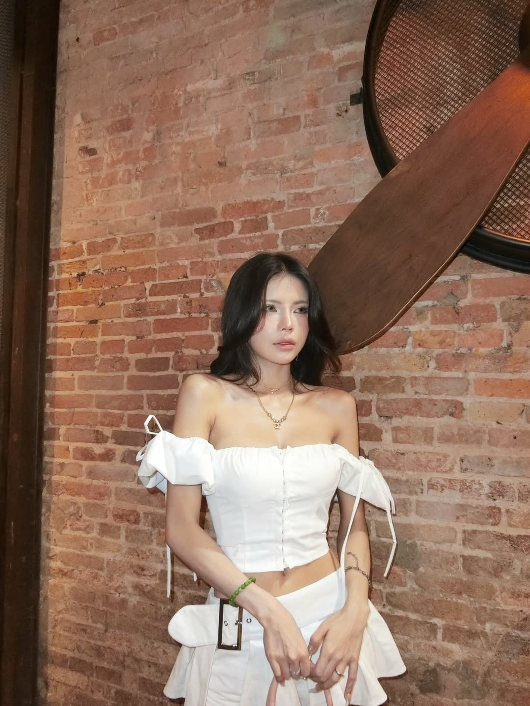 Trong từng khung hình, Mai Dora đều toát lên thần thái tự tin, cuốn hút và có chút “lạnh lùng” đặc trưng.