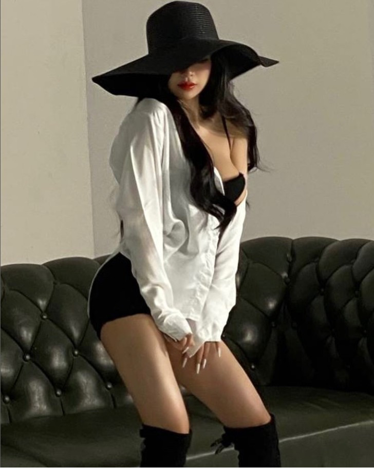 Vài năm trở lại đây, Mai Dora là một trong những gương mặt nổi bật nhất của ngành Esports Việt Nam. Cô liên tục góp mặt tại như các giải đấu lớn của Liên Quân Mobile, một số sự kiện LMHT và Valorant, các chương trình giao lưu – talkshow cùng tuyển thủ.