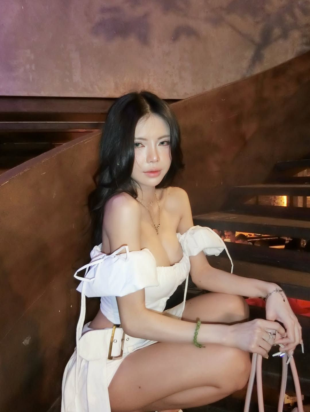 Khi thì tươi tắn, lúc tinh nghịch nháy mắt, khi lại trầm lắng dựa vào tường gạch – mỗi biểu cảm đều tạo nên sức hút rất riêng của Mai Dora và khó lẫn với bất kỳ gương mặt nào trong giới Esports.