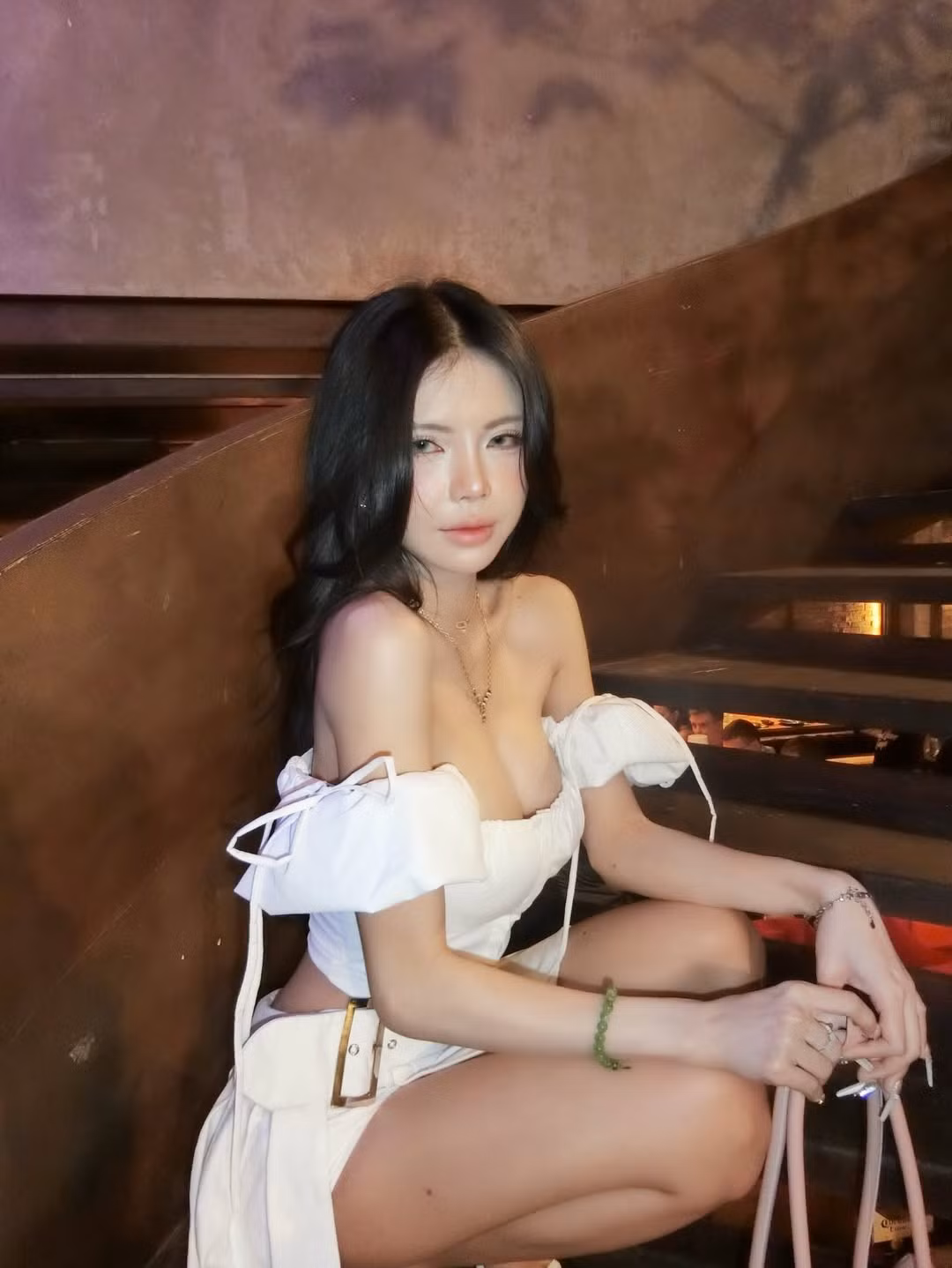 Khi thì tươi tắn, lúc tinh nghịch nháy mắt, khi lại trầm lắng dựa vào tường gạch – mỗi biểu cảm đều tạo nên sức hút rất riêng của Mai Dora và khó lẫn với bất kỳ gương mặt nào trong giới Esports.