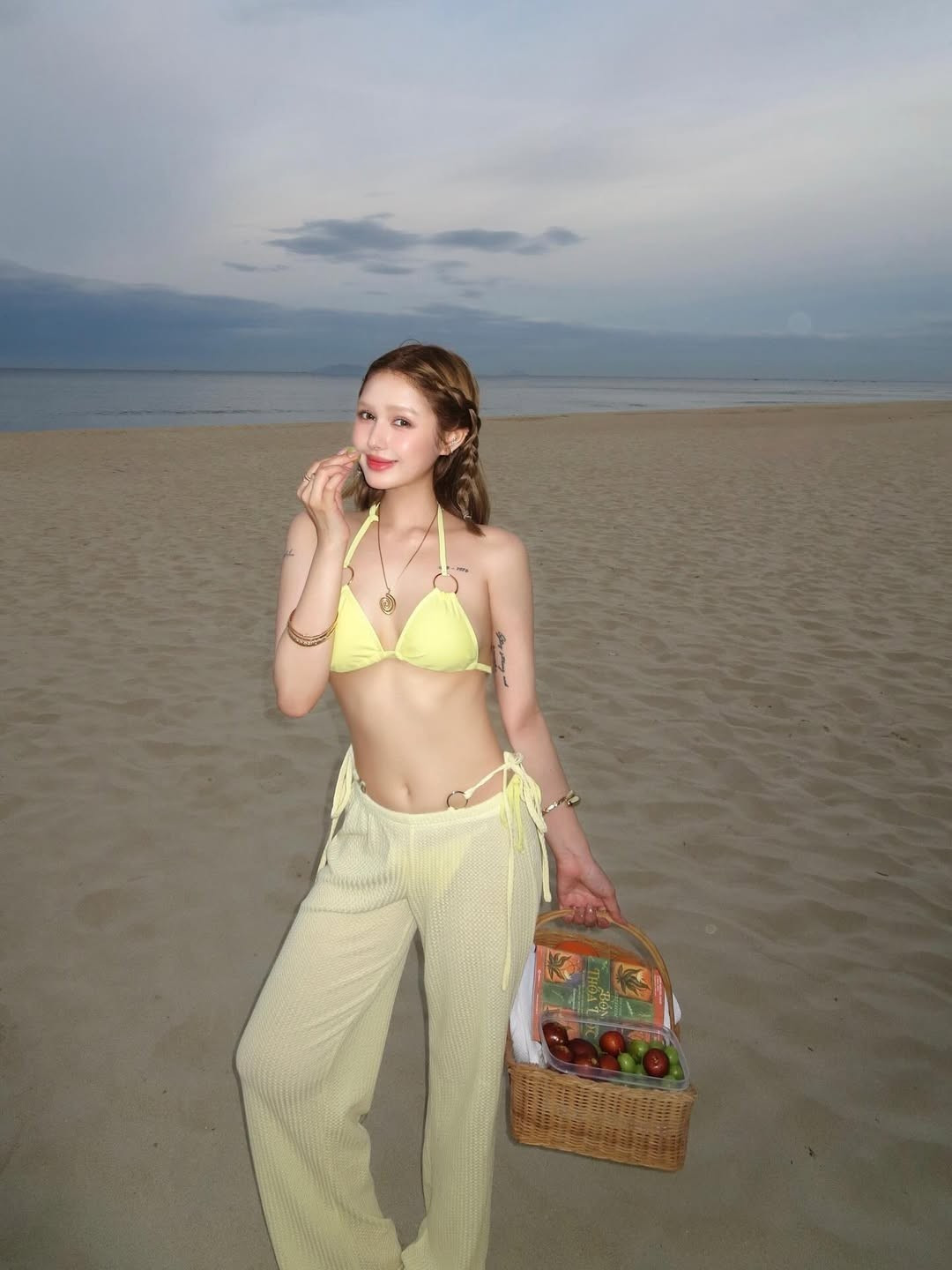 Với thiết kế tối giản nhưng tinh tế, bộ bikini đã khoe trọn vẹn đường cong nóng bỏng, vòng eo con kiến săn chắc và đôi chân dài miên man của hot girl 22 tuổi.