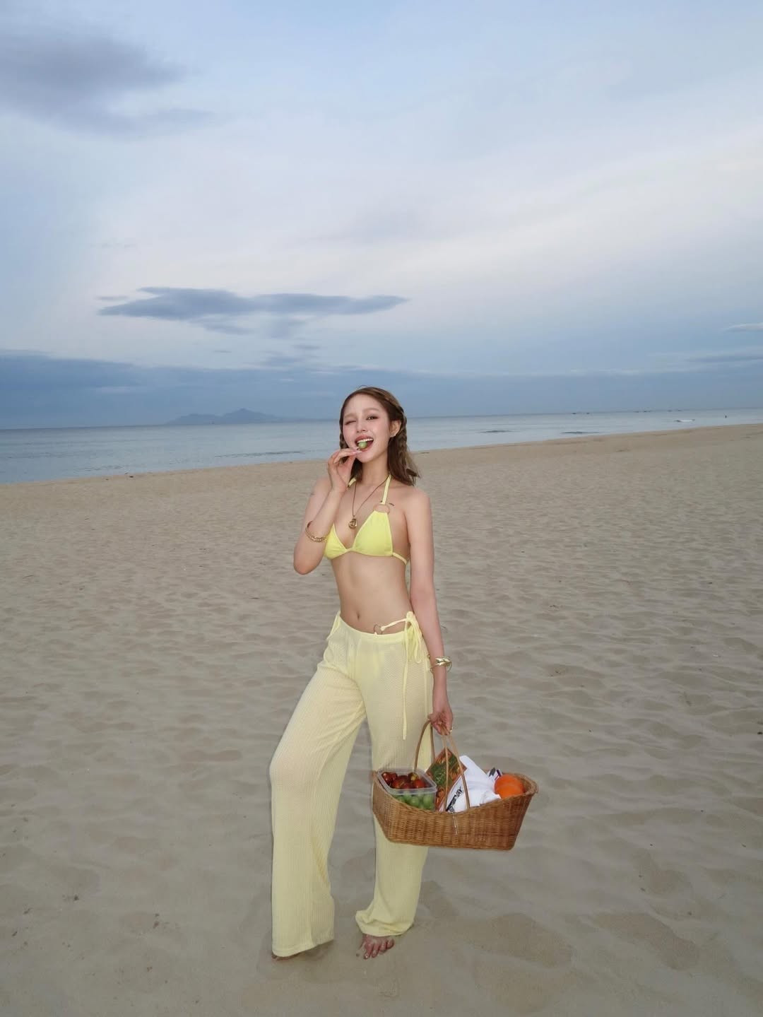 Gam màu rực rỡ này không chỉ giúp tôn lên làn da trắng sáng của nàng hot girl Instagram mà còn tạo hiệu ứng thị giác mạnh mẽ, khiến người xem không thể rời mắt.