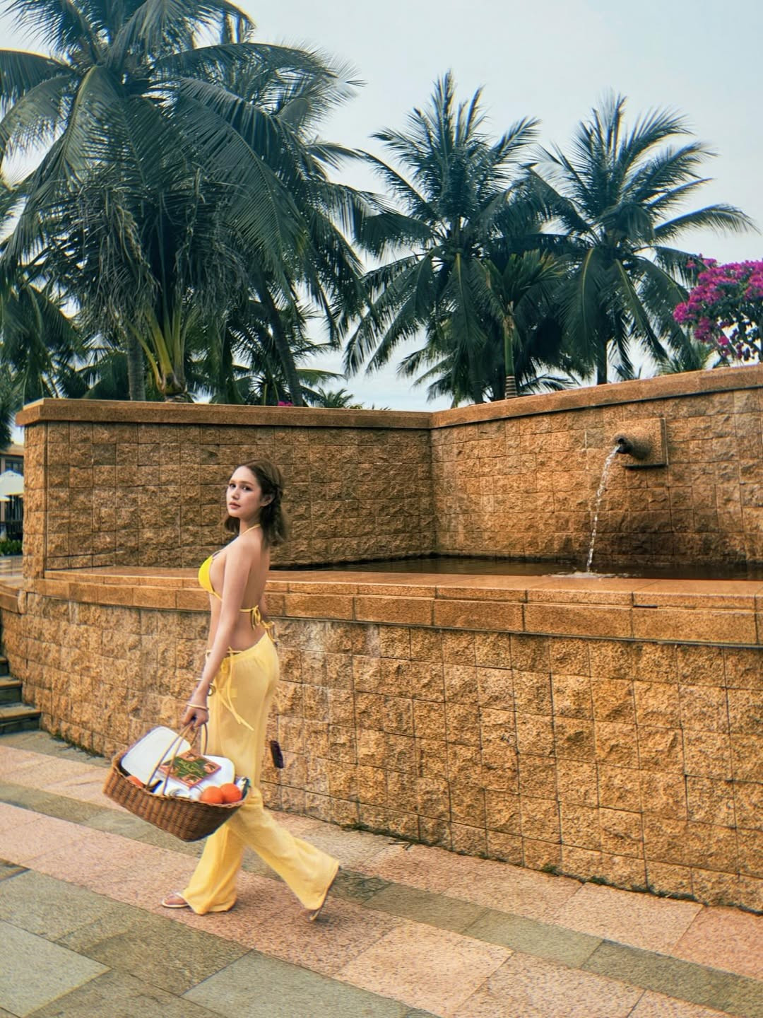 Vóc dáng chuẩn chỉnh của Xoài Non là kết quả của quá trình tập luyện và ăn uống khoa học, điều mà cô thường xuyên chia sẻ với người hâm mộ trên Instagram.