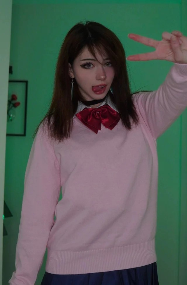 Đây là lần hiếm hoi Kennakins thử sức với hình tượng có phần kín đáo, ngây thơ và khác biệt hoàn toàn so với hình ảnh gợi cảm thường thấy. Chính sự thay đổi này đã nhanh chóng thu hút sự chú ý và trở thành đề tài nóng hổi trên các diễn đàn.