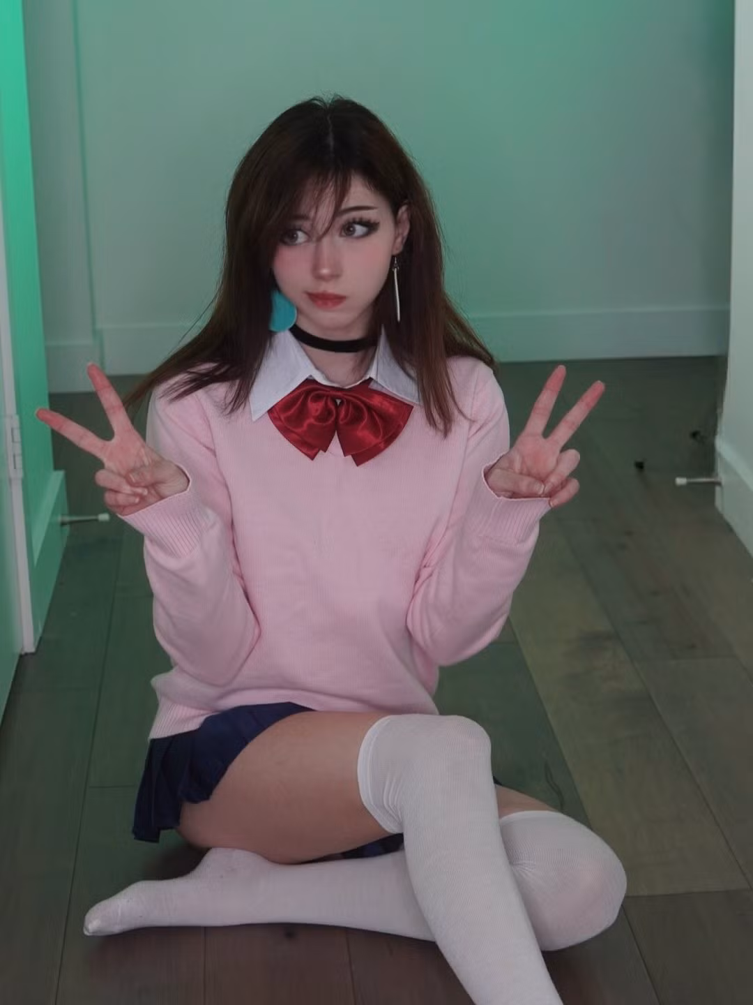 Nhiều bộ ảnh của nữ cosplayer này còn bị đánh giá là “hở quá nhiều”, đến mức gây tranh cãi dữ dội trong CĐM.