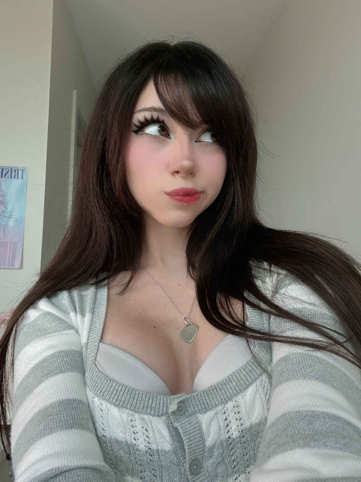 Nếu thường xuyên theo dõi các nền tảng mạng xã hội, đặc biệt là cộng đồng cosplay và chụp ảnh nghệ thuật, chắc hẳn nhiều người không còn xa lạ với cái tên Kennakins. Cô nàng hot girl này hiện sở hữu khoảng 250.000 lượt theo dõi trên đa nền tảng, từ Instagram, TikTok cho đến Twitter (X).