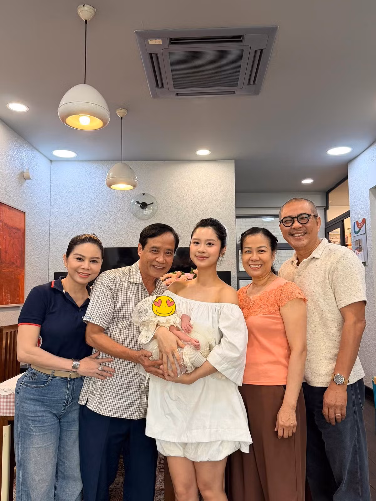 Phía dưới các chia sẻ của gia đình, bạn bè, người thân và cư dân mạng để lại nhiều lời chúc mừng, trong đó có không ít lời khen dành cho nhan sắc mẹ bỉm.