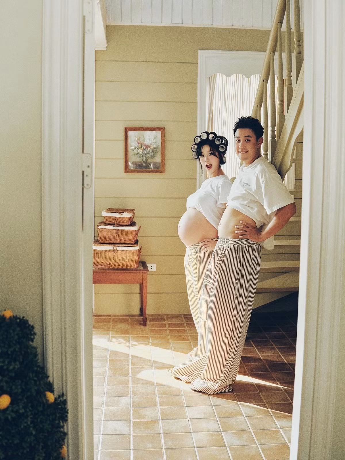 Đến đầu tháng 9/2025, Hàn Hằng và Huyme chính thức thông báo đã sinh em bé, công bố bộ ảnh dễ thương được chụp trong thời gian mang bầu. Ảnh sử dụng trong bài: FBNV